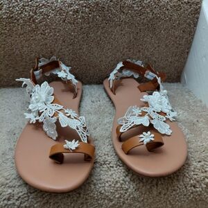 Elegant Floral Lace Sandals - Tan
